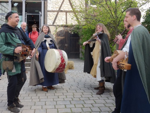 Die „Spielleut von Ammenberg“ sorgten für eine beschwingte Atmosphäre, die perfekte Geräuschkulisse und Mittelalterflair. Foto: U. Scharrer