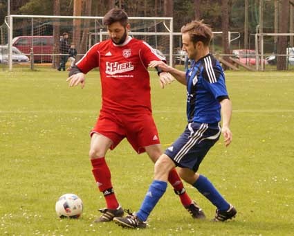 Nicht über ein enttäuschende 2:2 hinausgekommen ist der FSV Schönberg - am Ball Ferhat Nakus im Zweikampf mit Gästeakteur Johans Wolf - im Nachbarderby gegen die zweite Mannschaft des FC Ottensoos. Foto: Keilholz