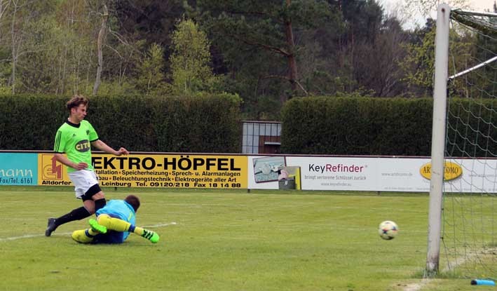 Dass man auch beim Tabellenletzten TV Leinburg weiß, wo das Tor steht, mussten die Gäste vom SC Eckenhaid bei 6:3-Erfolg des TVL erfahren. Das Bild zeigt Leinburgs Nico Heinz beim Treffer zum 3:2 gegen Keeper Winklbauer. Foto: S. Vogt
