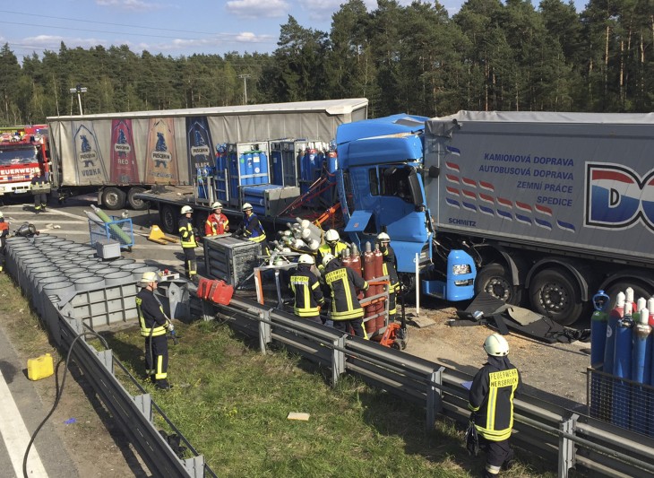 Ungebremst krachte auf der A6 ein Sattelschlepper in ein Stauende und schob dabei drei weitere Lkw ineinander. Dabei wurden zwei Lkw-Fahrer schwer verletzt. Foto: Schmidt