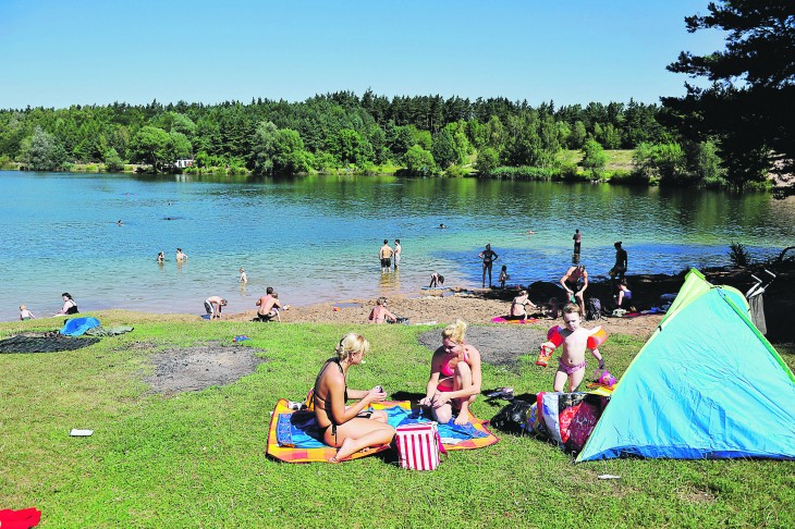 Das Badeverbot am Birkensee ist zwar aufgehoben. Weil aber Auswirkungen der geringen PFT-Belastung auf die Gesundheit nicht mit letzter Sicherheit ausgeschlossen werden können, empfiehlt das Landratsamt, im See nicht zu Baden.