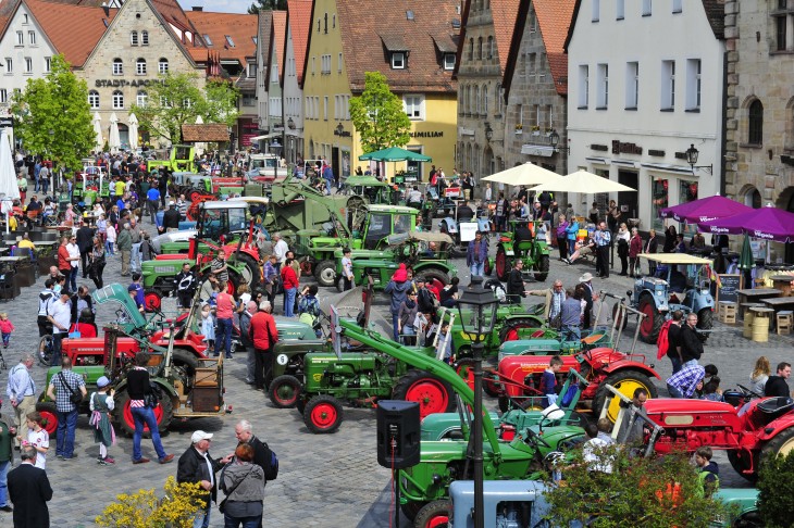 Fast 80 Traktorfahrer mit ihren meist alten Bulldogs waren in einer Sternfahrt nach Lauf auf den Marktplatz gekommen.