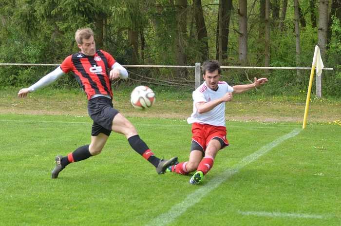 Der Underdog war nahe dran: Die Sorgenkicker aus dem Moor um Georg Baum (rechts) führten zwischenzeitlich sogar mit 2:0 gegen den Spitzenreiter Henger SV und konnten sich am Ende noch einen wichtigen Punkt im Abstiegskampf sichern. F: kk