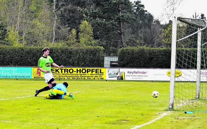 Eine Szene mit Seltenheitswert in den letzten Wochen und Monaten beim TV Leinburg: Nico Heinz erzielt gegen Eckenhaids Keeper Franz Winklbauer, das Tor zum zwischenzeitlichen 3:2 für den Kreisliga-Absteiger vom Moritzberg.