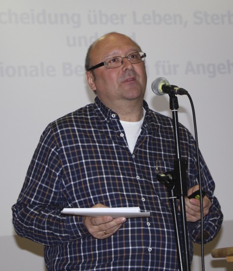 Dr. Martin Weiß bei seinem Vortrag über das Leben mit dem Sterben anderer