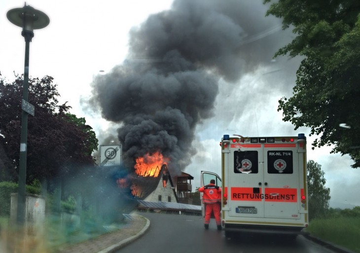Der Dachstuhl der Scheune ging in Flammen auf.Der Dachstuhl der Scheune ging in Flammen auf.