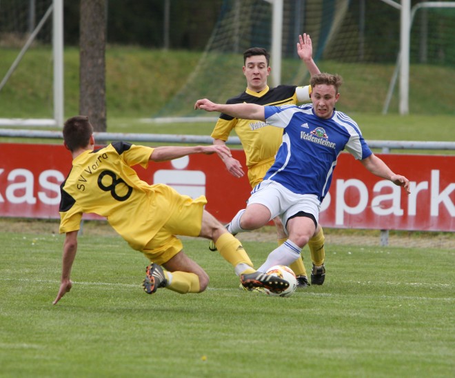 Jan Morner (rechts), der die Führung für den SV Neuhaus erzielte, setzte sich auf der linken Außenseite immer wieder gut in Szene und zieht hier an Sören Voss (Nr. 8) und Andre Stanic vom SV Vorra vorbei. Foto: A. Tauber
