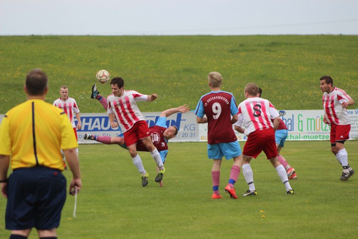 Auch die artistische Einlage des Unterferriedeners Christoph Lang brachte kurz vor dem Spielende keinen Torerfolg, das Match ging torlos zu Ende.