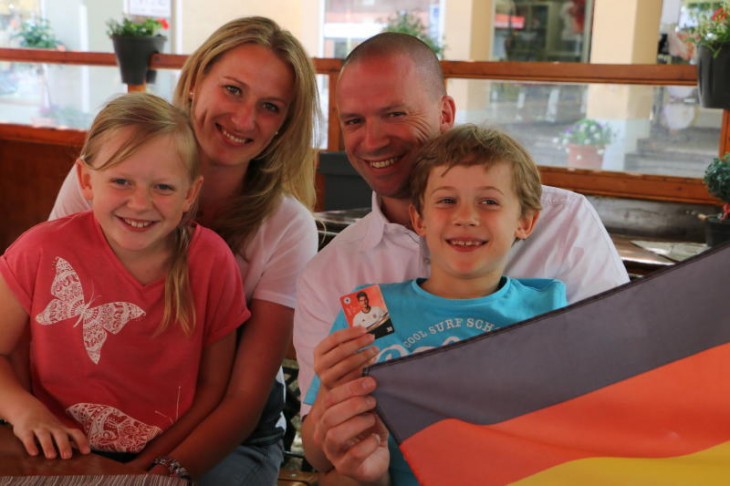 Sophia, Sonja Weid, Oliver Poeschel und Niklas (v. links), der mit dem Sticker von Mario Gomez seine Nationalmannschaftssammlung komplett gemacht hat, freuen sich auf die EM. Foto: A. Pitsch