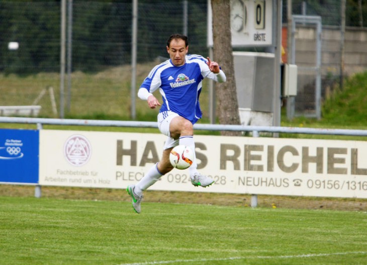 Ersin Akkaya vom SV Neuhaus, Spielertrainer und mehrfacher Torschütze in der Saison 2015/2016, holte nach 21 Siegen in Folge mit seiner Elf noch die Vizemeisterschaft in der A-Klasse 6  und den Aufstieg in die Kreisklasse. Foto: Armin Tauber