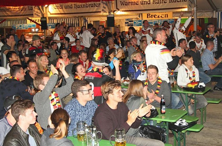 Der Jubel im Zelt. Foto: J. Ruppert
