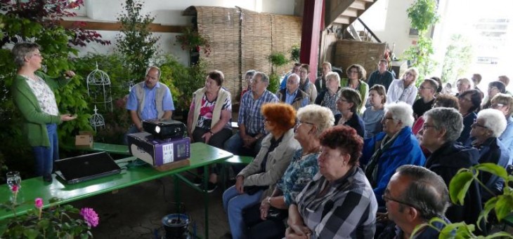 Rosenblindtrieb, Frostschaden und die allerschönsten neuen Sorten: Angela Beckmann von Noack Rosen hat Fachwissen und verlockende Angebote für ihr interessiertes und fachkundiges Publikum in petto. Foto: U. Scharrer