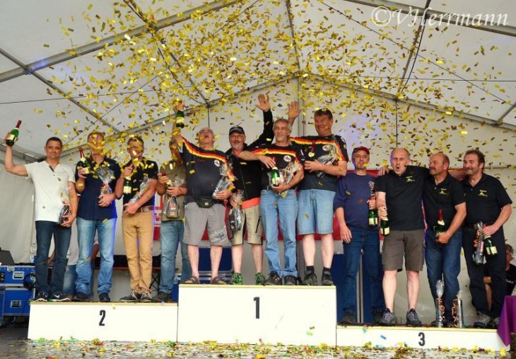 Gemeinsam mit seinen Kollegen des Teams „Enduro Senioren Deutschland“, Martin Eckardt, Rolf Nickolai und Günter Lang, feierte Arnulf Teuchert den Sieg in der Mannschaftswertung.