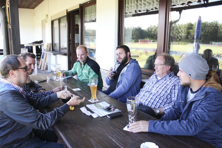 Die Ziehung der ersten Paarung durch Dr. Peter Wack (links), mit Spannung verfolgt durch die Vereinsvertreter (von links) Christian Anselstetter, Michael Nagl, Clemens Geyer, Fritz Merkel und Ralf Hirschmann.