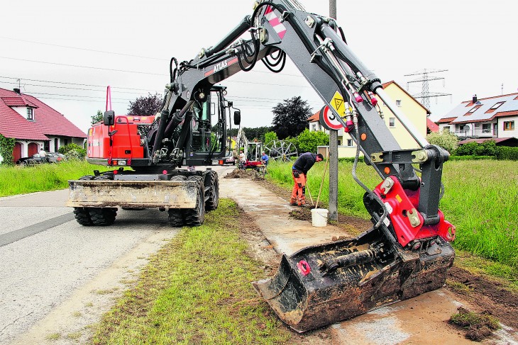 Ausbau der Glasfaserleitung vom Kernort zur Pfaffenherd-Sieldlung in Ezelsdorf: Die Arbeiten kommen gut voran und liegen im Zeitplan.