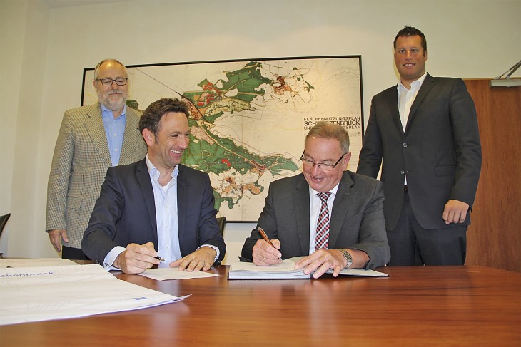 Unterschrieben die Verträge für den Breitbandausbau: Christian Brandl (2.v.l.) von Brandl Services und Bürgermeister Bernd Ernstberger. Links Bretibandberater Michael Langer, rechts der Schwarzenbrucker Geschäftsleiter Sebastian Legat.