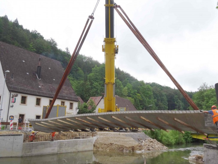 Die neuen Brückenteile wurden eingehoben. Foto: S. Fuchs
