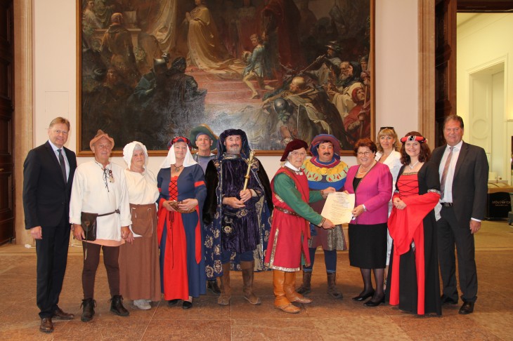 In historischen Kostümen (v.l.n.r) sind Loni Püntzner als Töpfer, Betty Püntzner als Bäuerin, Bärbel Sopper und Dieter Sopper als Patrizier, Manfred Martini als Kaiser Karl VI., Festspielleiter Helmut Buchner, der Schirmherrin Barbara Stamm die Festrede überreicht, Achim Schwarzkopf als Eppelein und Sandra Thaller als Agnes Tetzel, links außen der Landtagsabgeordnete Norbert Dünkel, rechts Bürgermeister Heinz Meyer nebst Elke Leser.