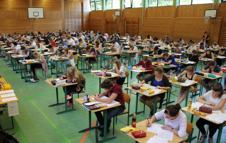 Zur Prüfung fanden sich alle zehnten Klassen in der Turnhalle ein.