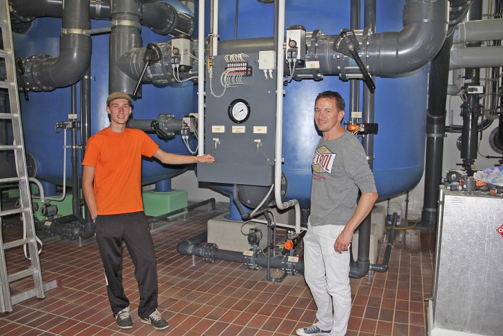 Betriebsleiter Adrian Fota (rechts) erläuterte die Schichtung des Materials in dem gewaltigen Filterkessel. Insgesamt acht dieser großen Behälter stehen im Kellersaal des Feuchtasia neben der Sprunganlage. Links Azubi Max Fleischmann.