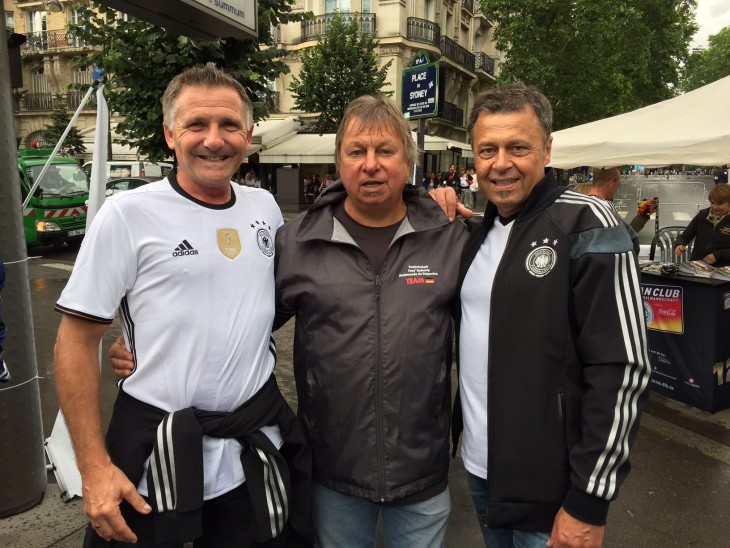 Werner Schwarz, Fanclub-Beauftragter Heino Hassler und Gerhard Scharf (v. links) trafen sich am Pavillon der Nationalelf. Foto: privat