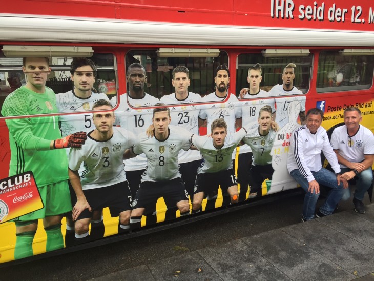Hier posieren Gerhard Scharf und Werner Schwarz ( v. links) mit der deutschen Elf am Fanbus. Foto: privat