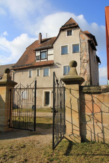 Die Sanierung des alten Herrenhauses übersteigt die Möglichkeiten der Gemeinde. Nun soll geprüft werden, ob es durch private Investoren bessere Zukunftschancen hat.