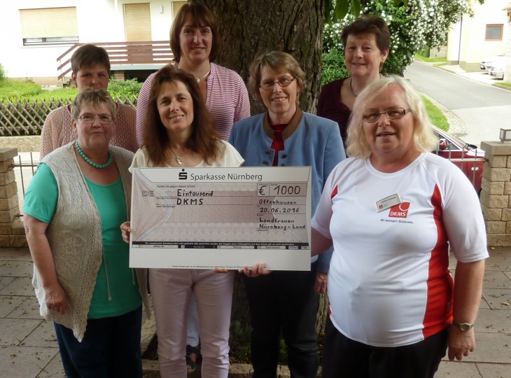 Spendenübergabe der Landfrauen mit Kreisbäuerin Betty Schmidt (3.v.r.) an die Spenden-Clubfrau der DKMS Gertrud Lehmann (r.) im „Gasthaus Hupfer“ in Offenhausen.