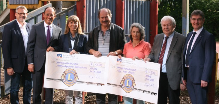 Strahlende Gesichter bei der Spendenübergabe: Volker Deeg, LC Altdorf/Rummelsberger Diakonie (v.l.n.r.), Michael Wengler, Präsident des LC Altdorf, Katja Schweiger, Rektorin des Sonderpädagogischen Förderzentrums, Spender Hans Zeitz, Karin Ballwieser, Leiterin Löhehaus Altdorf, Rainer Anselstetter, Vizepräsident LC Altdorf, Manfred Göhring, Schatzmeister des LC Altdorf.