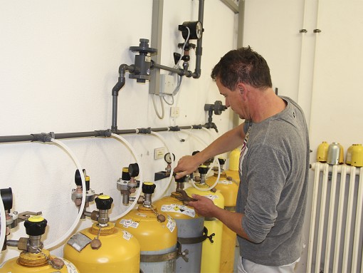 Adrian Fota in der Chlorgasanlage. Hier sind 18 Gasflaschen an eine Dosieranlage angeschlossen. 