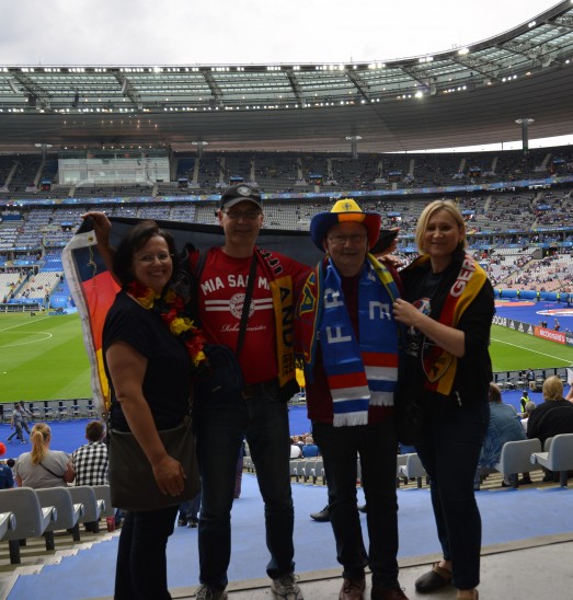 Wolfgang Hellman (2. v. r. mit Freunden und Ehefrau Marzena im Stade de France.