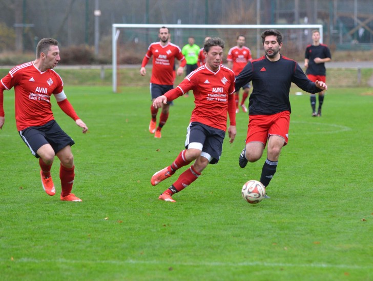 Ein Punkt so wie im Hinspiel würde Kapitän Christian Urdaneta (r., hier im Duell mit Sebastian Löhr) uns seinem TSV Ochenbruck diesmal nicht helfen.