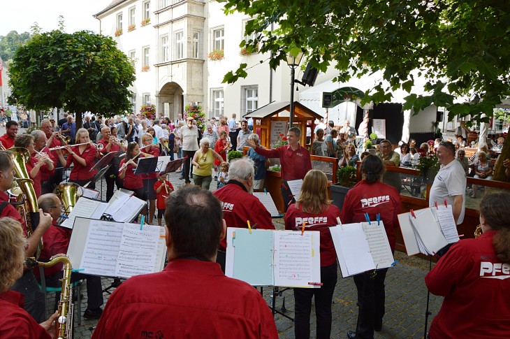 Stimmten musikalisch auf den Festzug und das Sommerfest ein: die McPfeffs.