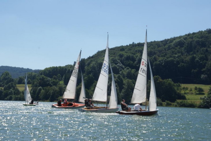 Gesamtsieger Stefan Röttcher (rechtes Boot) verschlief mit seinem neuen Partner Wolfgang Schick den Start zum ersten Lauf, während Lea Rosenbauer (2. v. links, verdeckt) davonzog; den nächsten Lauf gewann er dann. Foto: privat