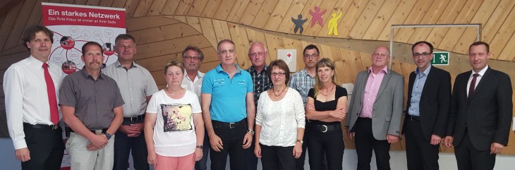 Die geehrten Blutspender mit Landrat Armin Kroder (re.) und BRK-Kreisgeschäftsführer Markus Deyhle (li.).