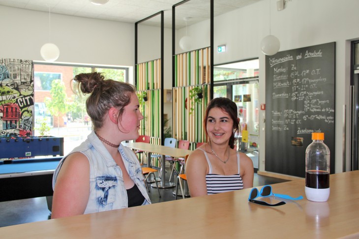 Lara und Jasmin treffen sich jeden Dienstag im Schülercafé. Die neuen Räume finden sie super: Besser, größer, man kann mehr machen.