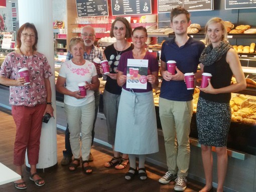 Kaffeeverkostung in der Rummelsberger Bäckerei (v. li.): Cordula Renner, Margarete Friedrich, Nikolaus Renner, Tanja Holl, Kerstin Krappmann, Simon Lenk und Lara März.