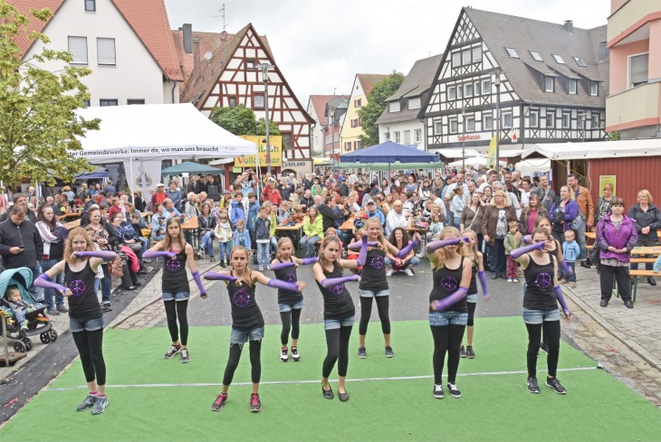 Die Funnydancers zeigten in der Hauptstraße ihr Können. Foto: Bauer