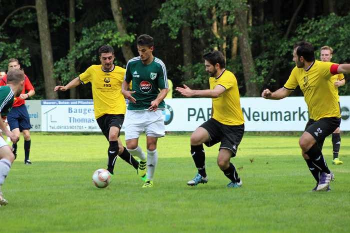 Kurz nach dem vergebenen Elfer versuchte es der spätere Torschütze zum Ausgleich Christian Schönweiß noch vergebens aus dem Spiel heraus, doch die Abwehrphalanx der Gelb-Schwarzen hielt zunächst dagegen.