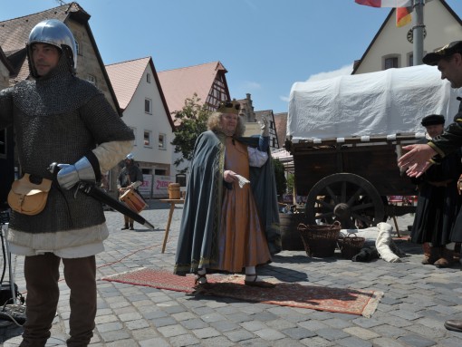 Audienz beim Kaiser: Seit 15 Jahren spielen die Laiendarsteller des Kultur- und Festspieltheaters Bärnau gemeinsam mit tschechischen Kollegen aus Tachov. Auf dem Laufer Marktplatz ließen sie Karl IV. am Sonntag Gericht halten.