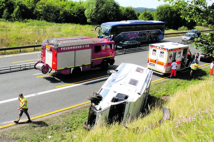 Das Wohnmobil mit Esslinger Kennzeichen landete auf der Seite.