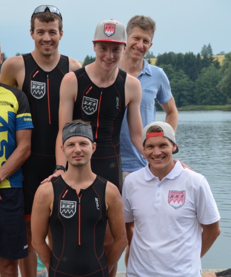 Feierten in Hof ihren ersten Sieg in der Landesliga Nord: Michael Kraus, Moritz Luber, Josef Schöberl (oben v. links), Oliver Kievernagel und Andreas Maier (vorne v. links) vom Tri-Team Frankenalb.
Foto: privat