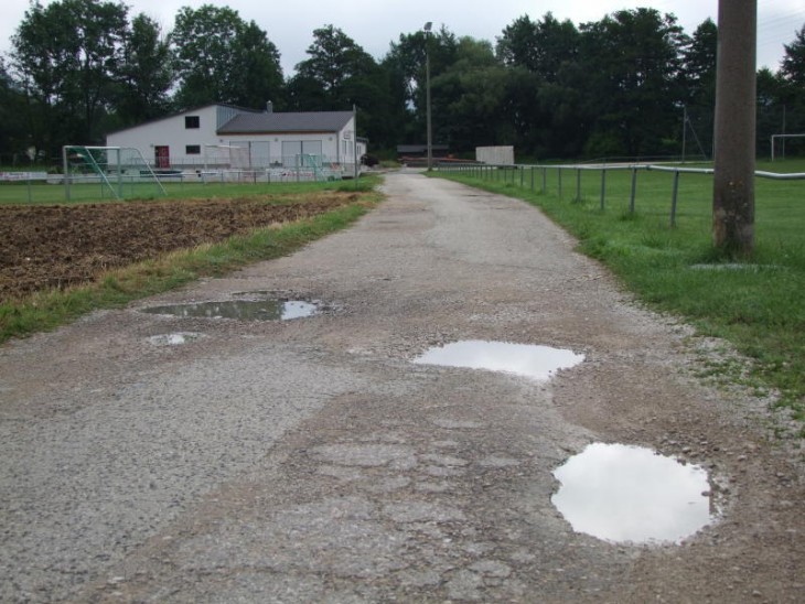 So soll der Weg zum Sportplatz und Sportheim in Happurg zukünftig nicht mehr aussehen. Foto: M. Münster