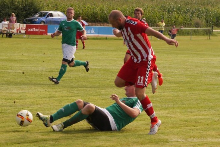 Benjamin Fink, der unnachahmlich an einem Gegenspieler vorbeizieht, ist Vorbereiter des 2:0 von Philip Huber (im Hintergrund), der den Ball nur noch über die Linie zu drücken braucht.