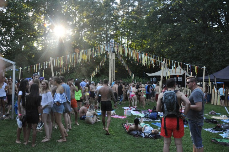 Stimmungsvoll geht die Sonne unter über dem sehr gut besuchten Festivalgelände im Laufer Freibad.