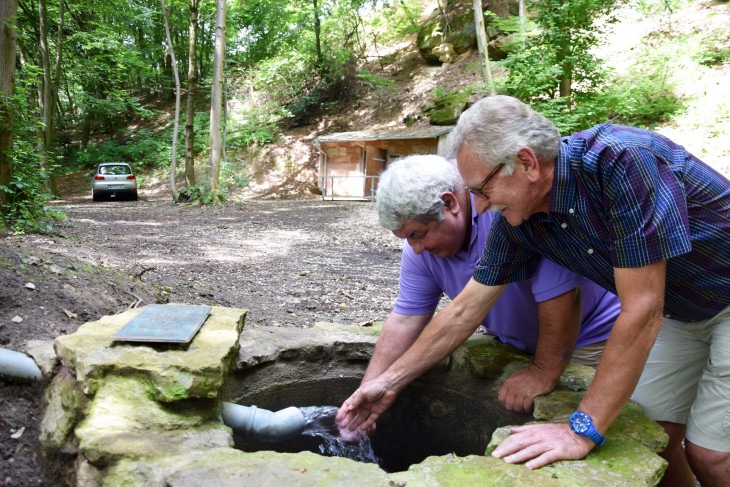 Kurt Bock und Paul Werner Keilhofer am Überlauf der Bumberer-Quelle. Um das Wasser gab es in früheren Jahren oft Streit. Am Sonntag feiert man nach einer Andacht gemeinsam und erfreut sich daran, dass der ehemalige Felsenkeller nicht in Vergessenheit gerät.