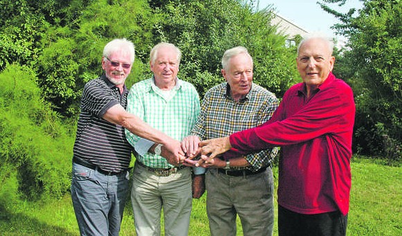 Bei den Olympischen Spielen in Rom 1960 gewannen Bernd Cullmann, Armin Hary, Walter Mahlendorf und Martin Lauer (von links) in der 4x100-Meter-Staffel die Goldmedaille. Am Mittwoch trafen sie sich beim Wahl-Laufer Martin Lauer zum Paellaessen wieder.