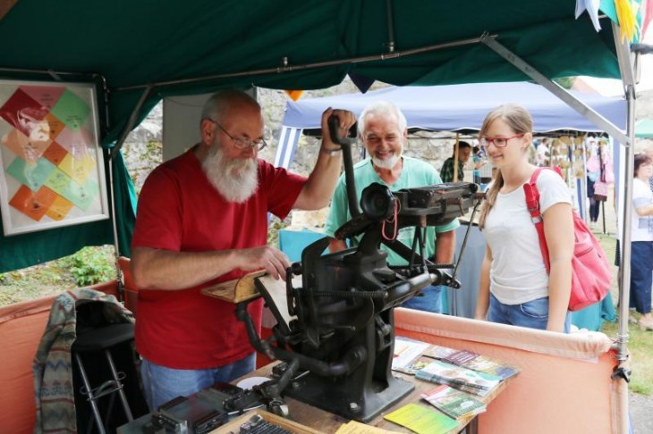 Mit seiner zentnerschweren Druckmaschine und mit Bleibuchstaben bedruckte Hubert Waldhier aus Thurnau Bierdeckel und Servietten nach den Wünschen der Käufer.
