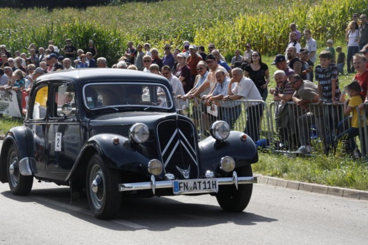 Aufgrund hoher Sicherheitsbestimmungen dürfen beim Happurger Bergrennen nur geschlossene Oldtimer an den Start gehen.