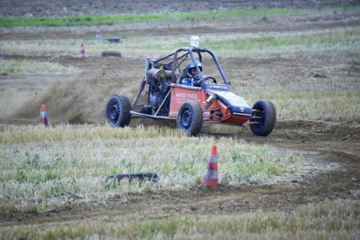 Staubig und wild ging es auf dem Stoppelfeld für die Fahrer des Auto-Cross-Slalom zu.